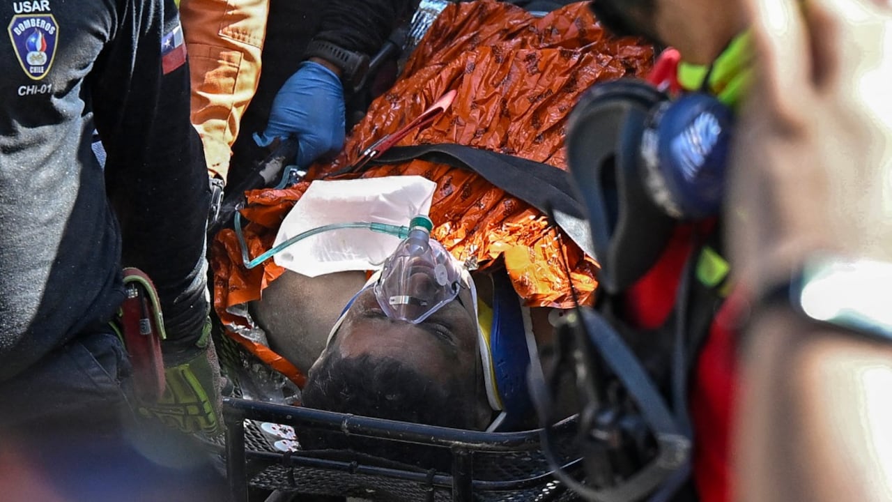 Hernán Gil, superviviente de los terremotos gemelos de Venezuela, es trasladado de urgencia a una ambulancia por miembros de equipos de rescate internacionales en Catia La Mar, estado de La Guaira (Venezuela), el 2 de julio de 2026