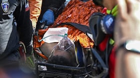 Hernán Gil, superviviente de los terremotos gemelos de Venezuela, es trasladado de urgencia a una ambulancia por miembros de equipos de rescate internacionales en Catia La Mar, estado de La Guaira (Venezuela), el 2 de julio de 2026
