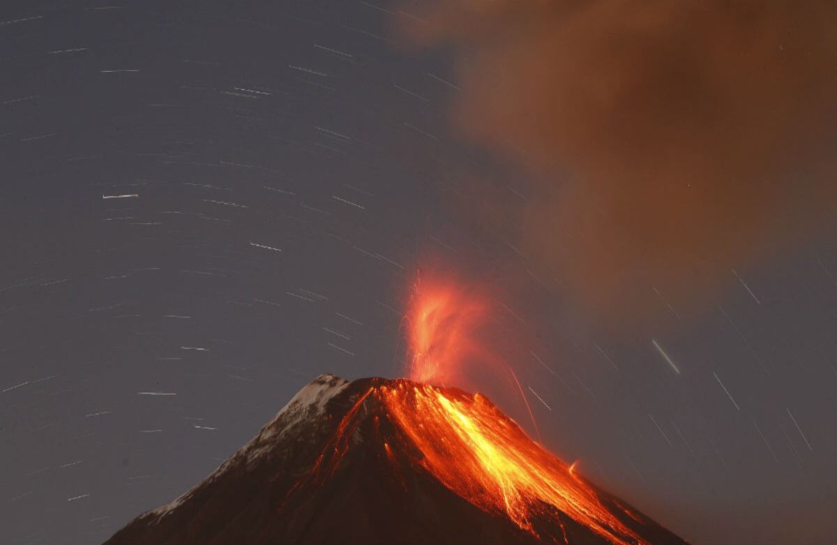 El volcán Tungurahua en Ecuador lanza ceniza y piedras durante una erupción el domingo 31 de agosto. (AP)
