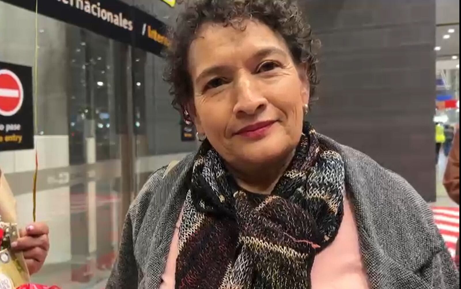 Estela Franco esperó a su mamá, Ana de Franco, desde las 10:00 p. m. en el Aeropuerto El Dorado de Bogotá.