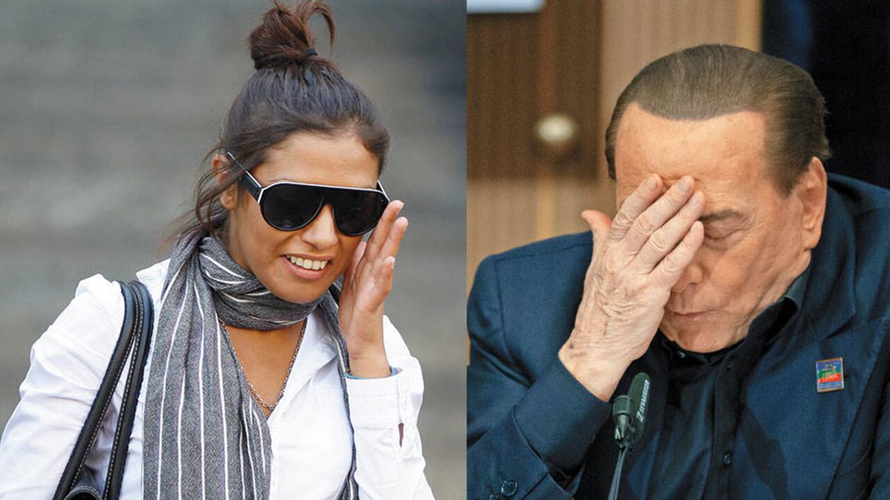 Les pedía que se disfrazaran de monjas y realizaran actos lésbicos o que utilizaran máscaras de presidentes (como la de Barack Obama) mientras bailaban desnudas sobre sus piernas.