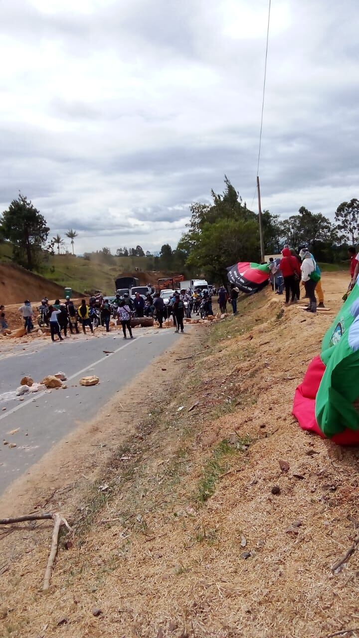 Vía Cali - Popayán está bloqueada; indígenas realizan protesta en punto estratégico de la Panamericana.