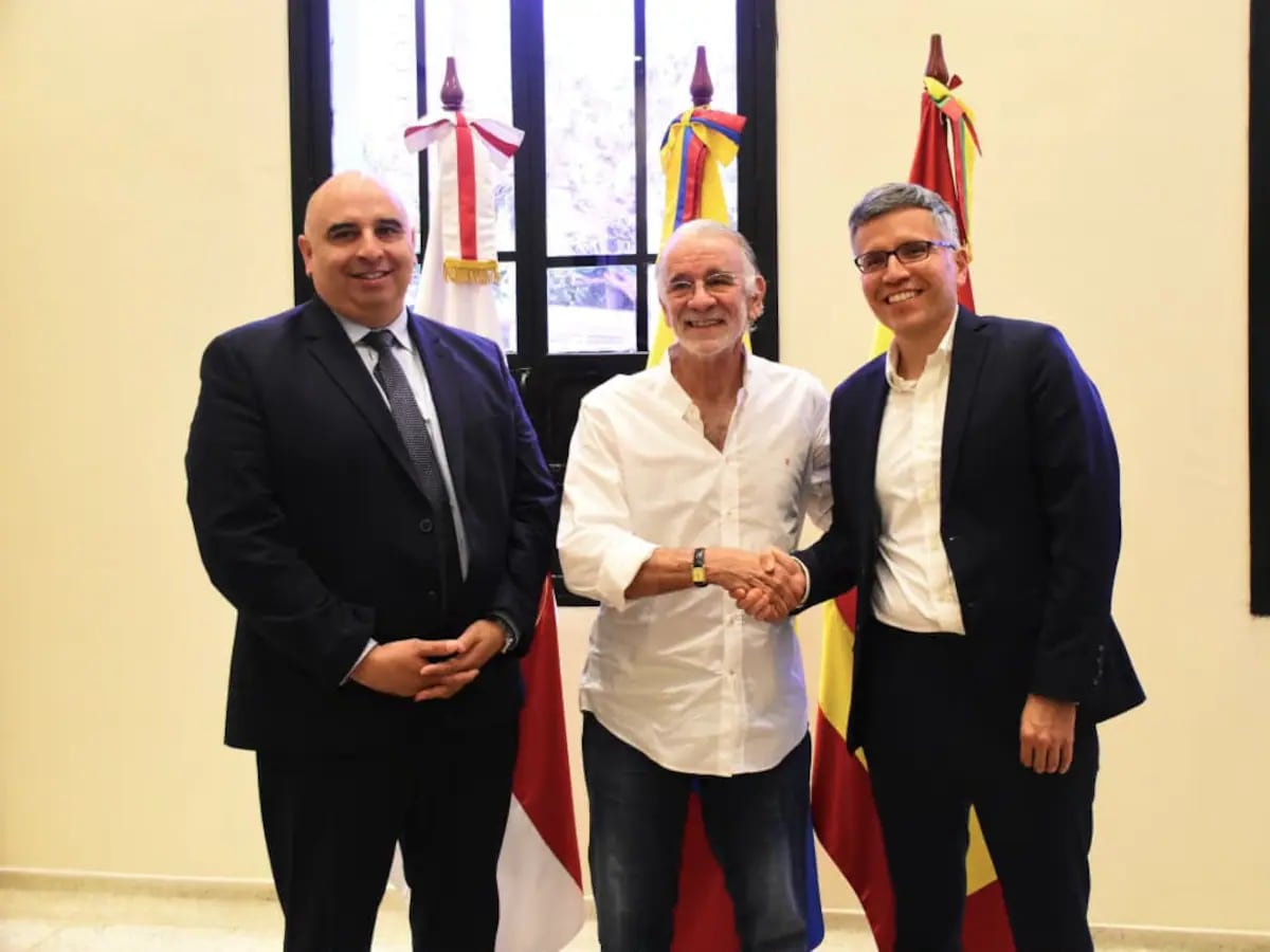 Hugo Guevara, encargado de Negocios de la Embajada de Estados Unidos en Colombia; Eduardo Verano de la Rosa, gobernador del Atlántico; Luis Méndez, subsecretario adjunto para América del Sur del Departamento de Estado de EE.UU.