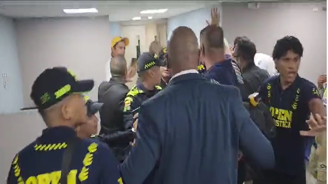 Algunas versiones señalan que la delegación de prensa de Brasil instaló un biombo con patrocinadores propios para dar declaraciones a la prensa allí, pero la logística local intentó impedirlo. Foto X: @cworswick