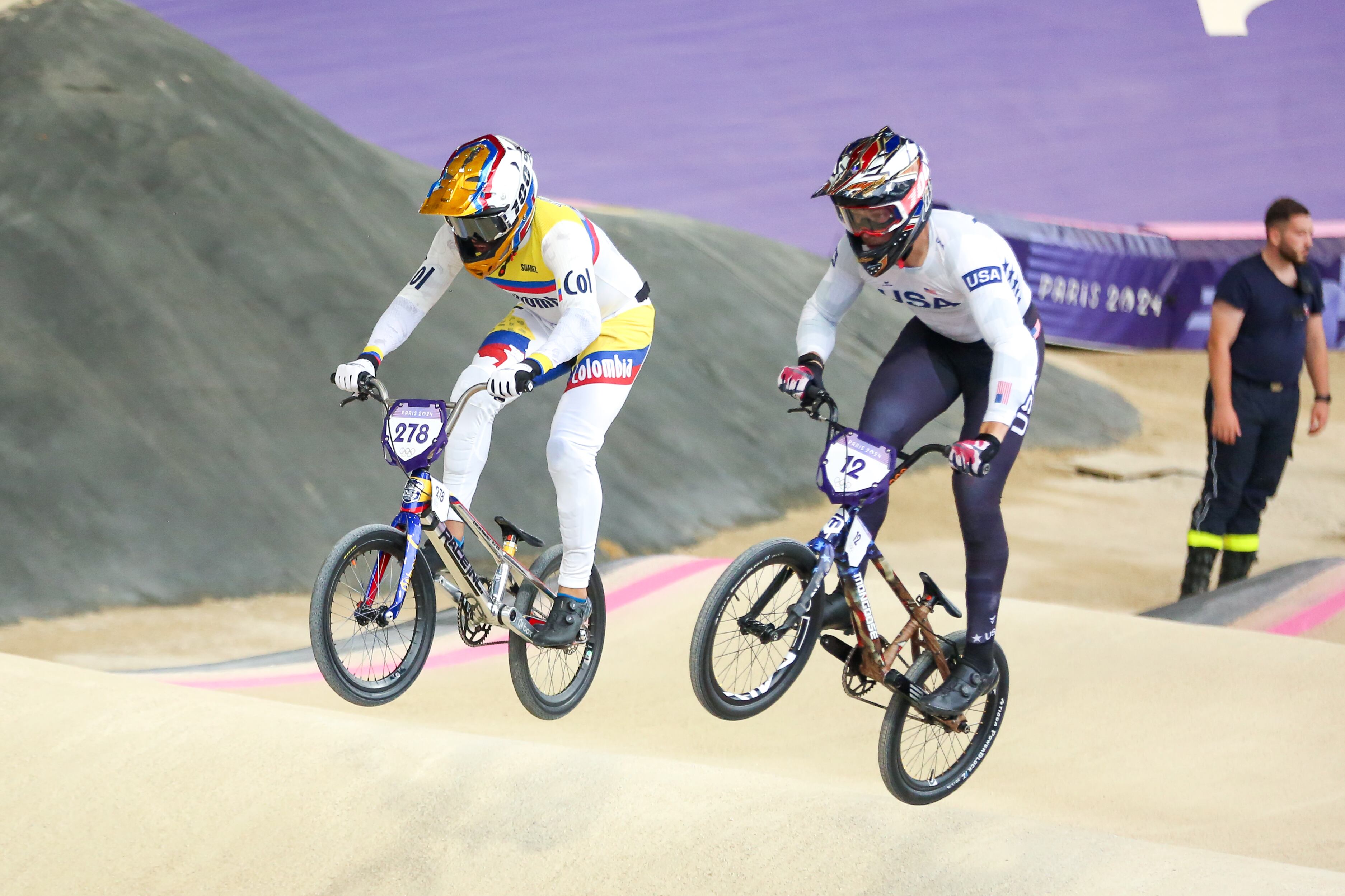 Carlos Ramírez (izq.) en una de las rondas de clasificación del BMX racing de los Juegos Olímpicos de París 2024.
