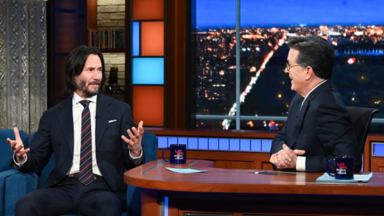 Durante el programa 'The Late Show', con Stephen Colbert, Keanu Reeves relató cuál fue la verdadera historia detrás de la icónica fotografía 'Keanu triste'.