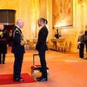 Lewis Hamilton es nombrado Caballero por el Príncipe Carlos de Gran Bretaña en el Castillo de Windsor, en Windsor, Inglaterra.