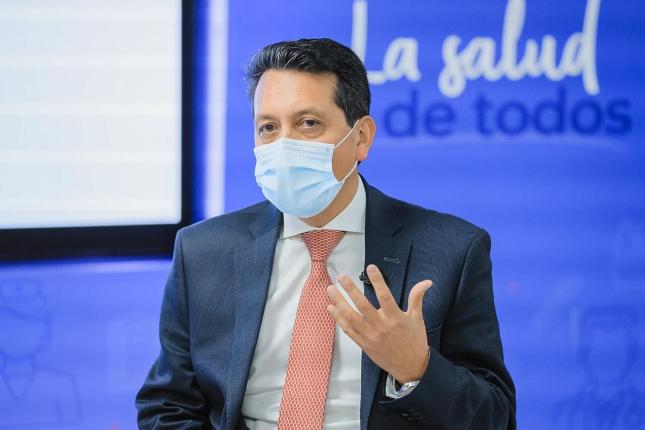 Infectólogo Carlos Álvarez destacó que eficacia de las vacunas es
superior a los efectos secundarios, por lo que la población puede
tener confianza.