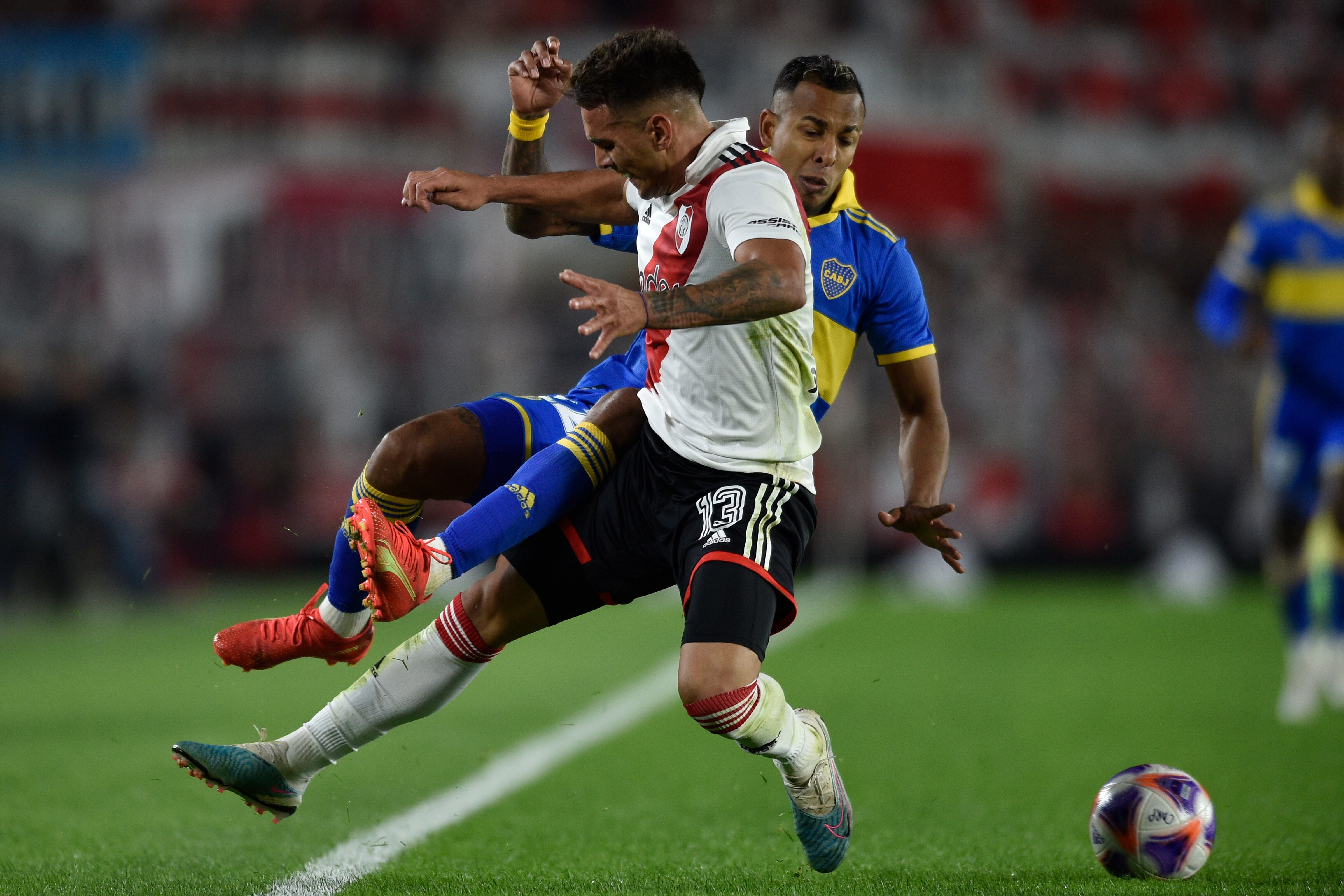 Enzo Diaz of River Plate, left, fights for the ball with Sebastian Villa of Boca Juniors, right, during a local tournament soccer match at Monumental stadium in Buenos Aires, Argentina, Sunday, May 7, 2023.(AP Photo/Gustavo Garello)