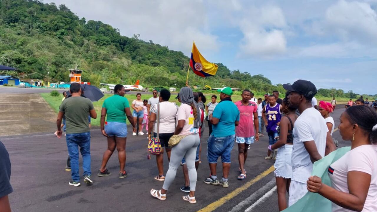 Manifestantes bloquean la pista del aeropuerto de Bahía Solano.