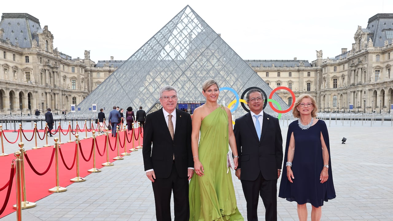 Presidente Gustavo Petro y su esposa Verónica Alcocer en Paris