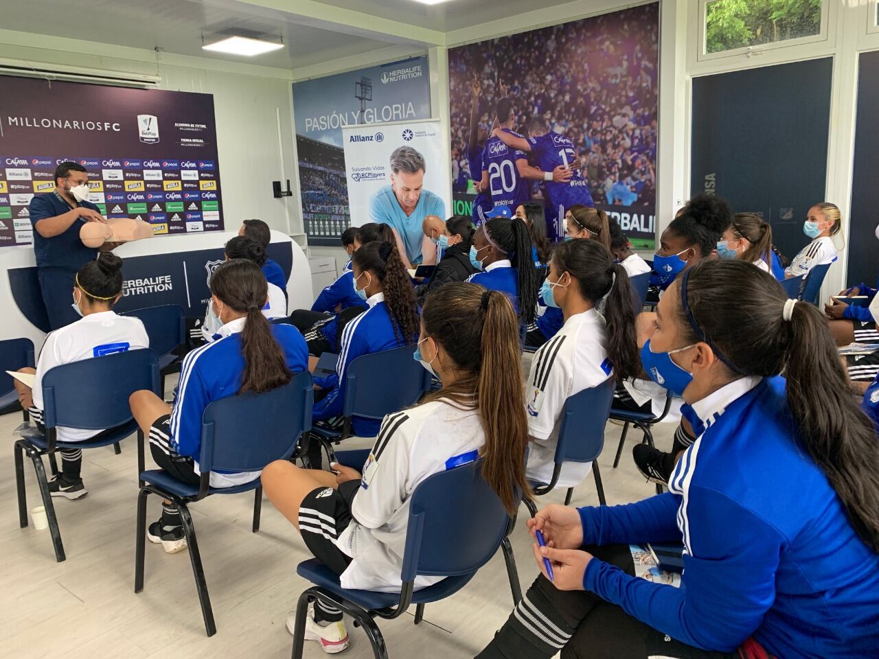 Millonarios FC Femenino, primer equipo de su género en Colombia en capacitarse en Reanimación Cardiopulmonar. “RCPlayers, una iniciativa de Allianz” nombre del programa de certificación y capacitación en Reanimación Cardiopulmonar que la aseguradora Allianz Colombia lidera en la actualidad y en el que ya capacitó al equipo albiazul masculino el año pasado.