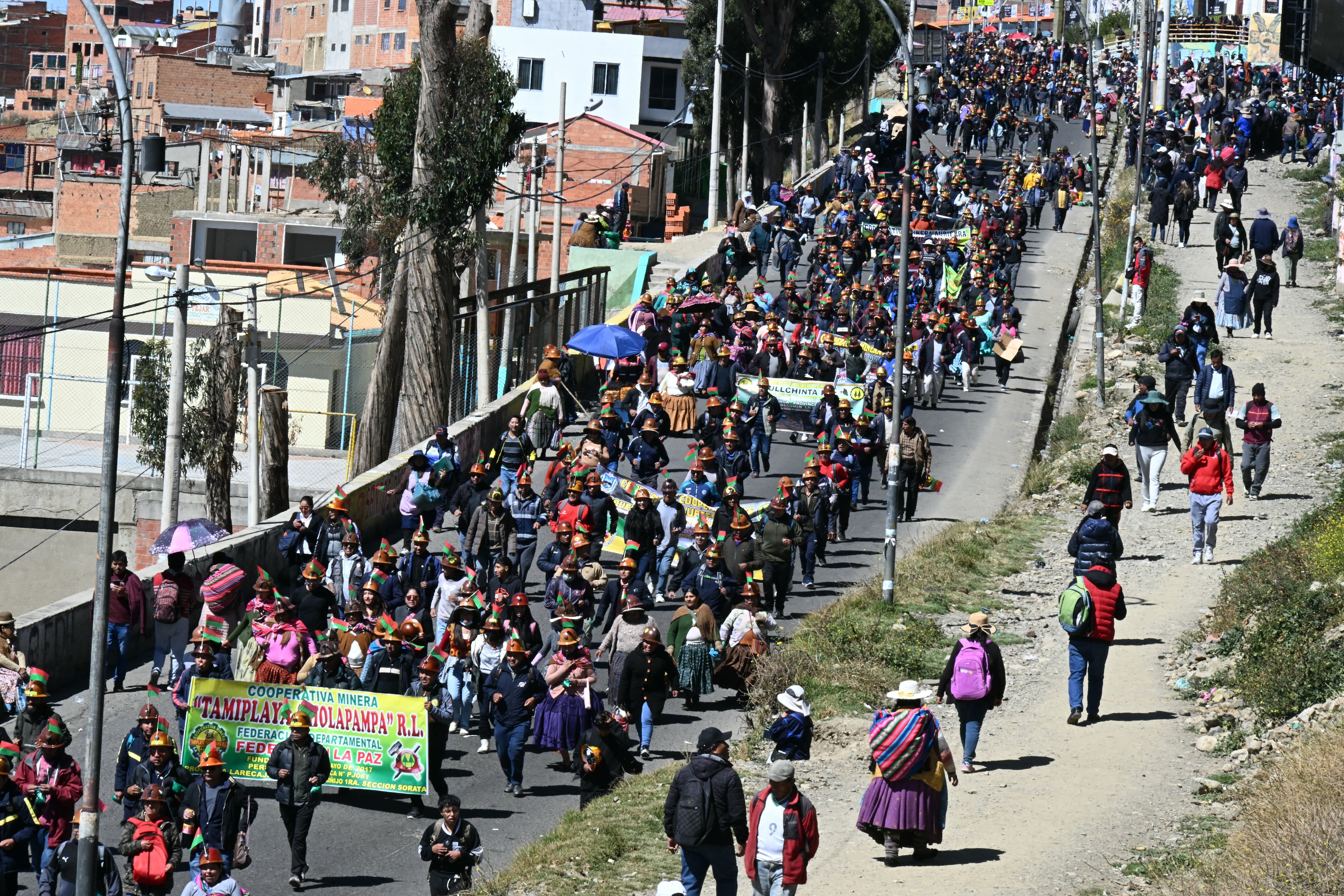Mineros marchan hacia La Paz para exigir la renuncia del presidente de Bolivia, Rodrigo Paz, en El Alto, Bolivia, el 14 de mayo de 2026. Durante las últimas dos semanas, trabajadores, campesinos, maestros, indígenas y trabajadores del transporte han estado presionando al gobierno. Sus demandas abarcan desde aumentos salariales y estabilización económica hasta la oposición a la privatización de empresas públicas.