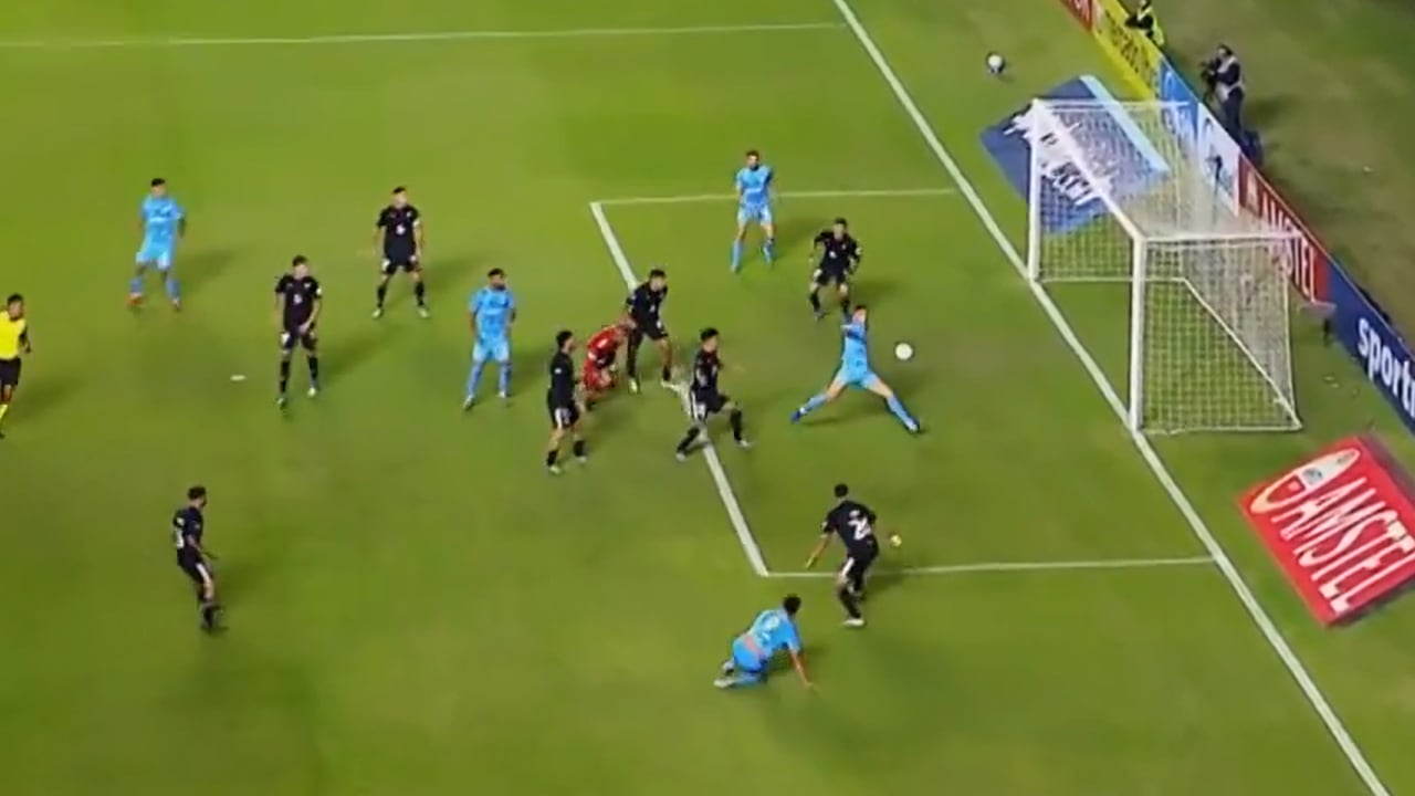 Kevin Silva la mandó a las nubes en el partido de Riestra vs. Montevideo City Torque.