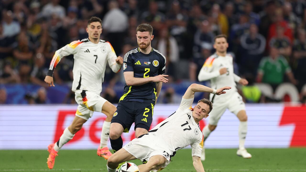 Anthony Ralston de Escocia es desafiado por Florian Wirtz de Alemania durante el partido de la fase de grupos de la UEFA EURO 2024 entre Alemania y Escocia en el Munich Football Arena el 14 de junio de 2024 en Múnich, Alemania.
