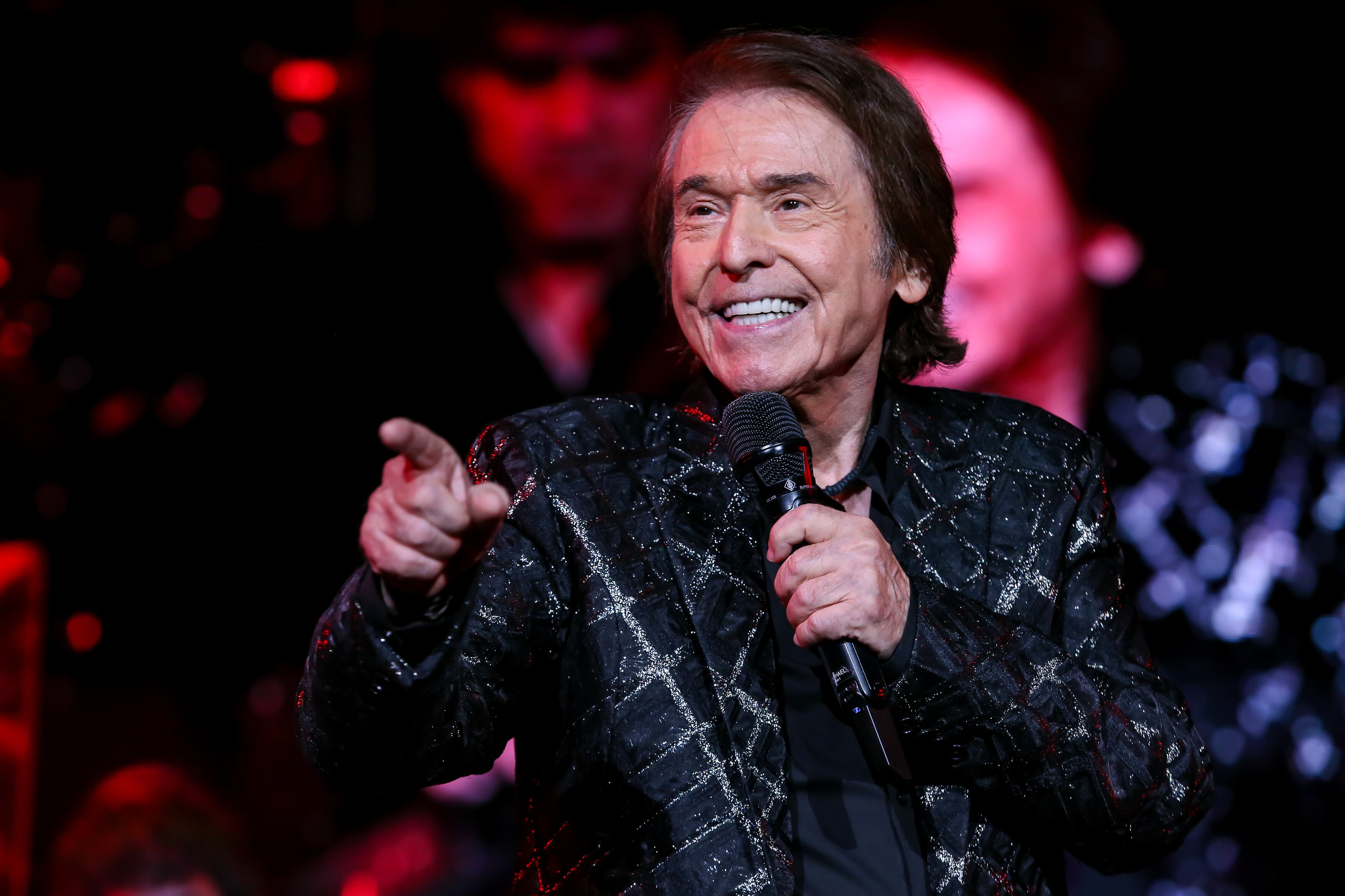 Raphael cantante actuando durante un concierto como parte del Tour 60 en el Auditorio Citibanamex el 13 de octubre de 2022 en Monterrey, México.