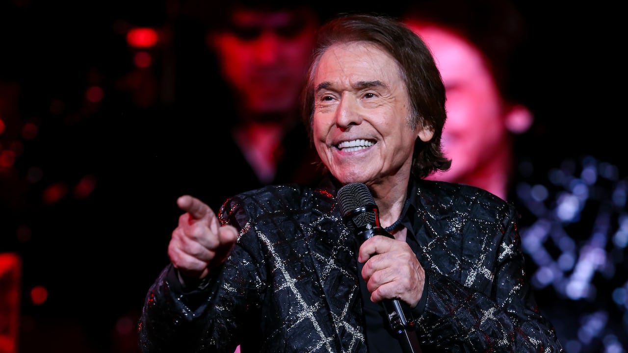 Raphael cantante actuando durante un concierto como parte del Tour 60 en el Auditorio Citibanamex el 13 de octubre de 2022 en Monterrey, México.