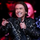 Raphael cantante actuando durante un concierto como parte del Tour 60 en el Auditorio Citibanamex el 13 de octubre de 2022 en Monterrey, México.