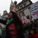 Centenares de personas a favor de la ley del aborto se manifiestan en el exterior del Senado en Buenos Aires (Argentina).