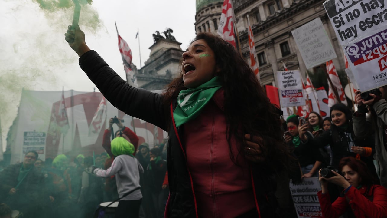 Centenares de personas a favor de la ley del aborto se manifiestan en el exterior del Senado en Buenos Aires (Argentina).