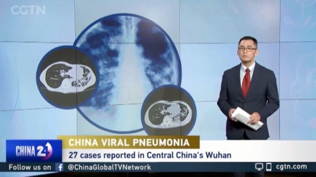 El canal de televisión CGTN reportando sobre 27 casos de una "neumonía viral".