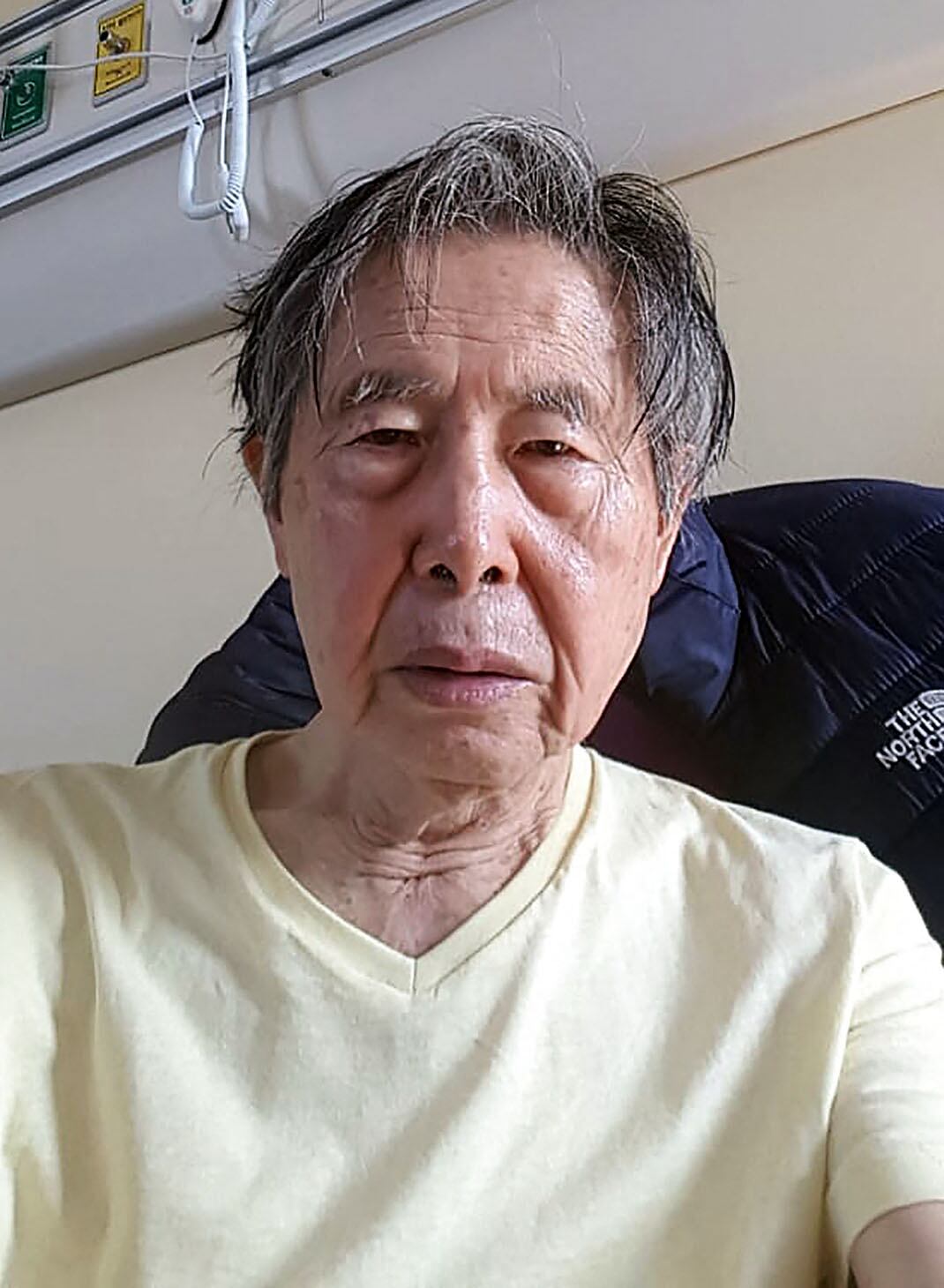 (ARCHIVOS) Esta fotografía de archivo divulgada por la familia del expresidente peruano Alberto Fujimori el 23 de enero de 2019 muestra a Alberto Fujimori en la Clínica Centenario de Lima, donde fue hospitalizado. (Foto de HO / Familia Fujimori / AFP) / RESTRINGIDO AL USO EDITORIAL - CRÉDITO OBLIGATORIO "FOTO AFP / FAMILIA FUJIMORI" - SIN COMERCIALIZACIÓN SIN CAMPAÑAS DE PUBLICIDAD - DISTRIBUIDO COMO SERVICIO A LOS CLIENTES