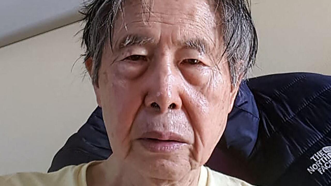 (ARCHIVOS) Esta fotografía de archivo divulgada por la familia del expresidente peruano Alberto Fujimori el 23 de enero de 2019 muestra a Alberto Fujimori en la Clínica Centenario de Lima, donde fue hospitalizado. (Foto de HO / Familia Fujimori / AFP) / RESTRINGIDO AL USO EDITORIAL - CRÉDITO OBLIGATORIO "FOTO AFP / FAMILIA FUJIMORI" - SIN COMERCIALIZACIÓN SIN CAMPAÑAS DE PUBLICIDAD - DISTRIBUIDO COMO SERVICIO A LOS CLIENTES