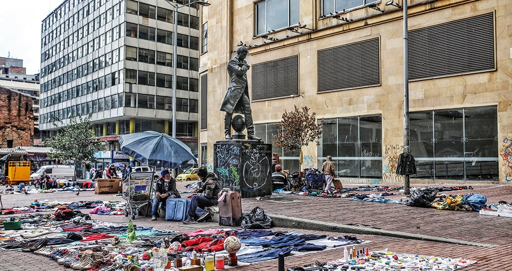 La Carrera Séptima se convirtió en un verdadero mercado de 'Las Pulgas' a cielo abierto.