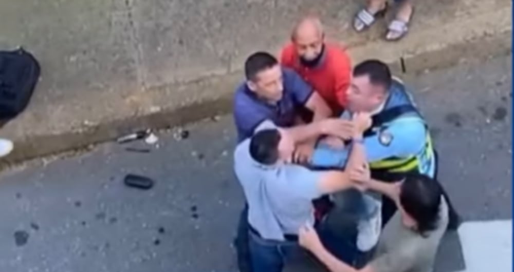 Agente de tránsito se enfrenta a golpes a un conductor en Medellín.