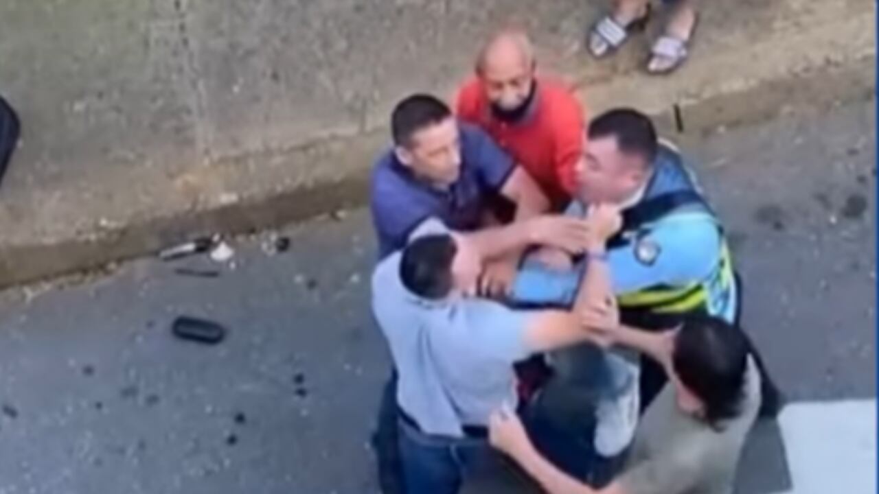 Agente de tránsito se enfrenta a golpes a un conductor en Medellín.