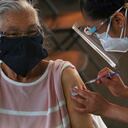 Una mujer mayor recibe la vacuna de Pfizer contra el COVID-19 en Ciudad de México, 8 de marzo de 2021. (AP Foto/Marco Ugarte)