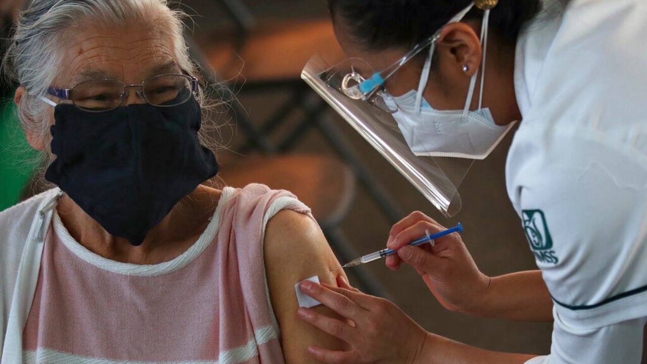 Una mujer mayor recibe la vacuna de Pfizer contra la covid-19 en Ciudad de México, 8 de marzo de 2021. (AP Foto/Marco Ugarte)