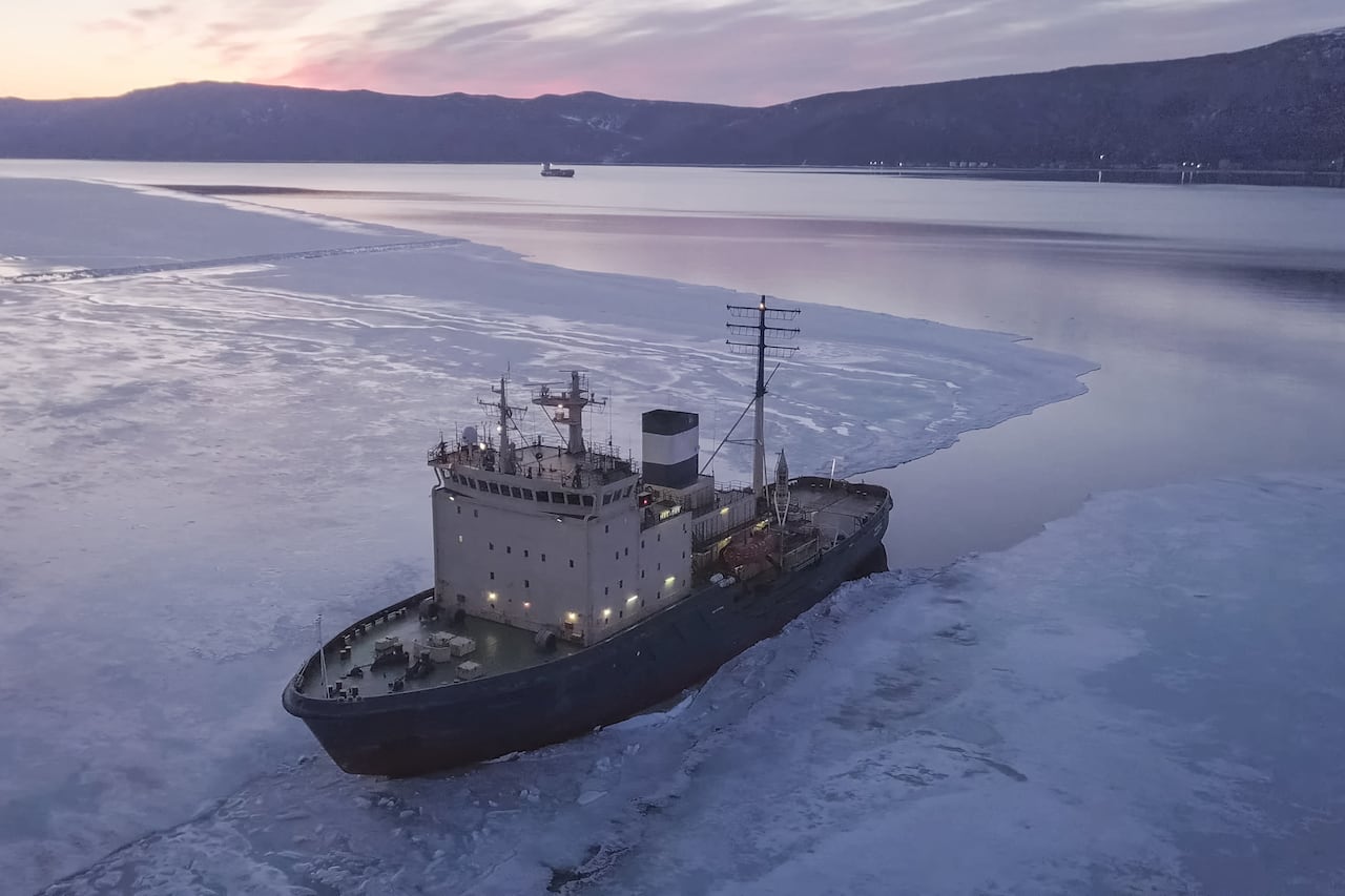 A medida que retrocede la capa de hielo flotante de las regiones oceánicas polares, por cuenta del calentamiento global, desde Moscú plantean avanzar en la implementación de una vía comercial que conecte a Europa y Asia