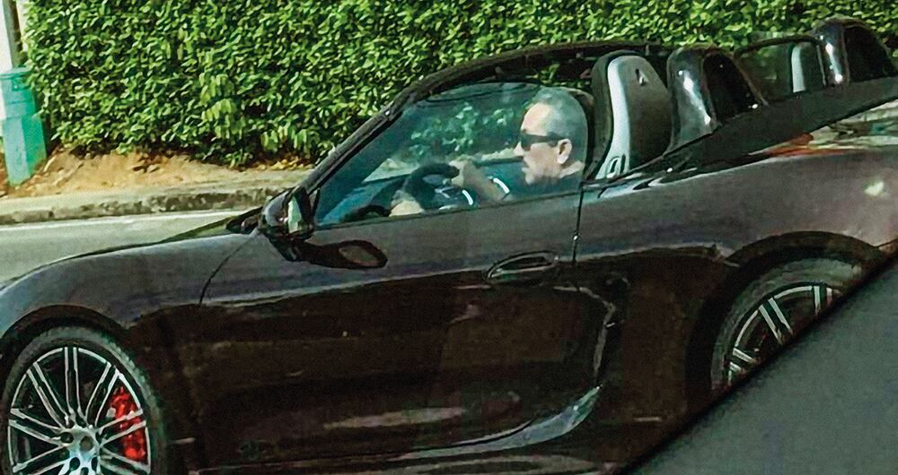 Alegando falta de medios, Hugo Aguilar venía pagando medio millón de pesos mensuales por la multa que le impuso la Corte Suprema de Justicia. Cuando le tomaron esta fotografía en su Porsche, fue enviado de nuevo a la cárcel.