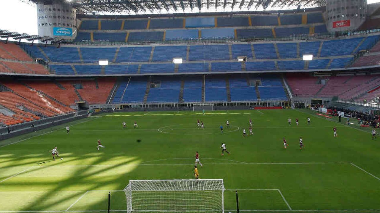 En esta foto del domingo 8 de marzo de 2020, vista del estadio San Siro de Milán sin público durante el partido entre el Milan y Genoa por la Serie A italiana
