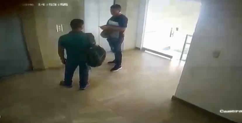 La víctima del hurto es quien llevaba un morral en la espalda.