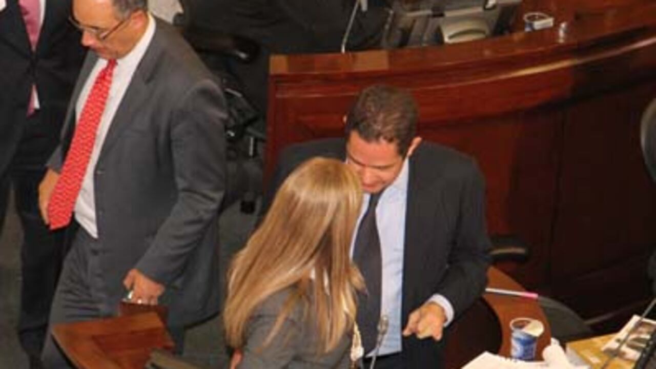 Germán Vargas Lleras, ministro de Vivienda, y Juan Carlos Echeverry, ministro de Hacienda, acordaron que la política de vivienda será permanente y se garantizaron los recursos para saldar un déficit de un millón de viviendas para los pobres.