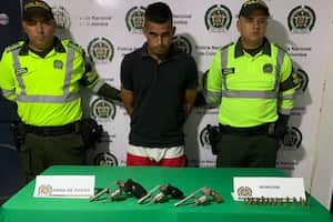 Este es el joven que fue capturado con las armas ocultas dentro de una bolsa plastica