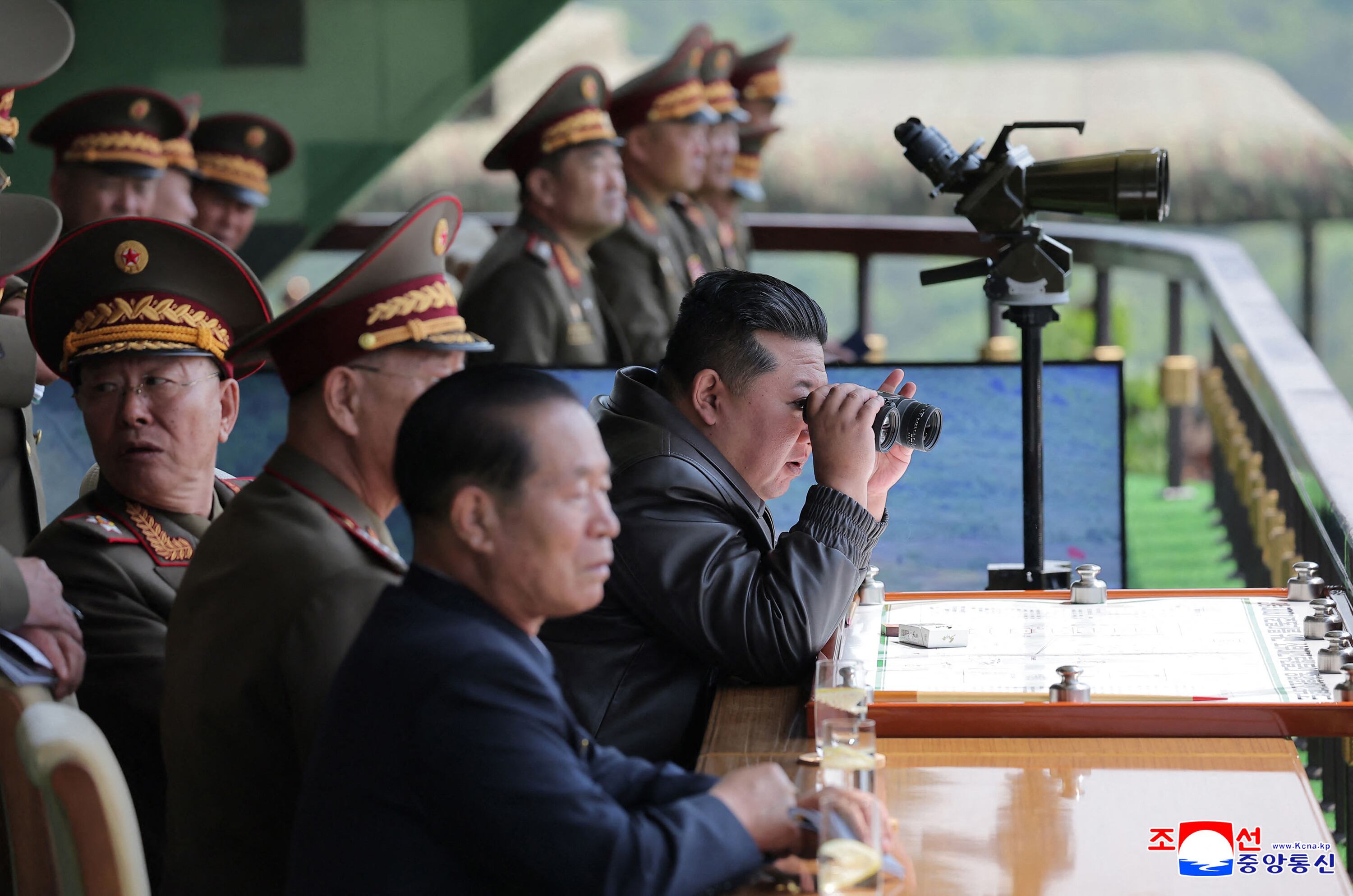 Esta fotografía, tomada el 13 de mayo de 2025 y publicada por la Agencia Central de Noticias de Corea del Norte (KCNA) el 14 de mayo de 2025, muestra al líder norcoreano Kim Jong Un (der.) inspeccionando el entrenamiento táctico integral de la división de operaciones especiales del Ejército Popular de Corea y una competición de entrenamiento entre divisiones de tanques en un lugar no revelado de Corea del Norte.