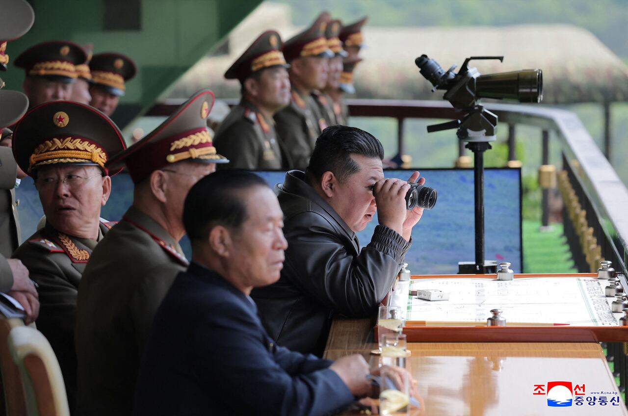 Esta fotografía, tomada el 13 de mayo de 2025 y publicada por la Agencia Central de Noticias de Corea del Norte (KCNA) el 14 de mayo de 2025, muestra al líder norcoreano Kim Jong Un (der.) inspeccionando el entrenamiento táctico integral de la división de operaciones especiales del Ejército Popular de Corea y una competición de entrenamiento entre divisiones de tanques en un lugar no revelado de Corea del Norte.
