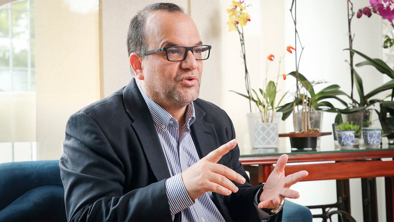  “En promedio, nuestra economía, desde el año 2006, tiene un crecimiento trimestral del 3,3 por ciento, y estamos felices porque crecemos al 2,1 por ciento”, dice Herrera. 