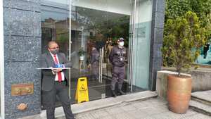 Fiscalía allanó peluquería de Mauricio Leal. Más de 20 investigadores del CTI llegaron al establecimiento para recuperar material probatorio.