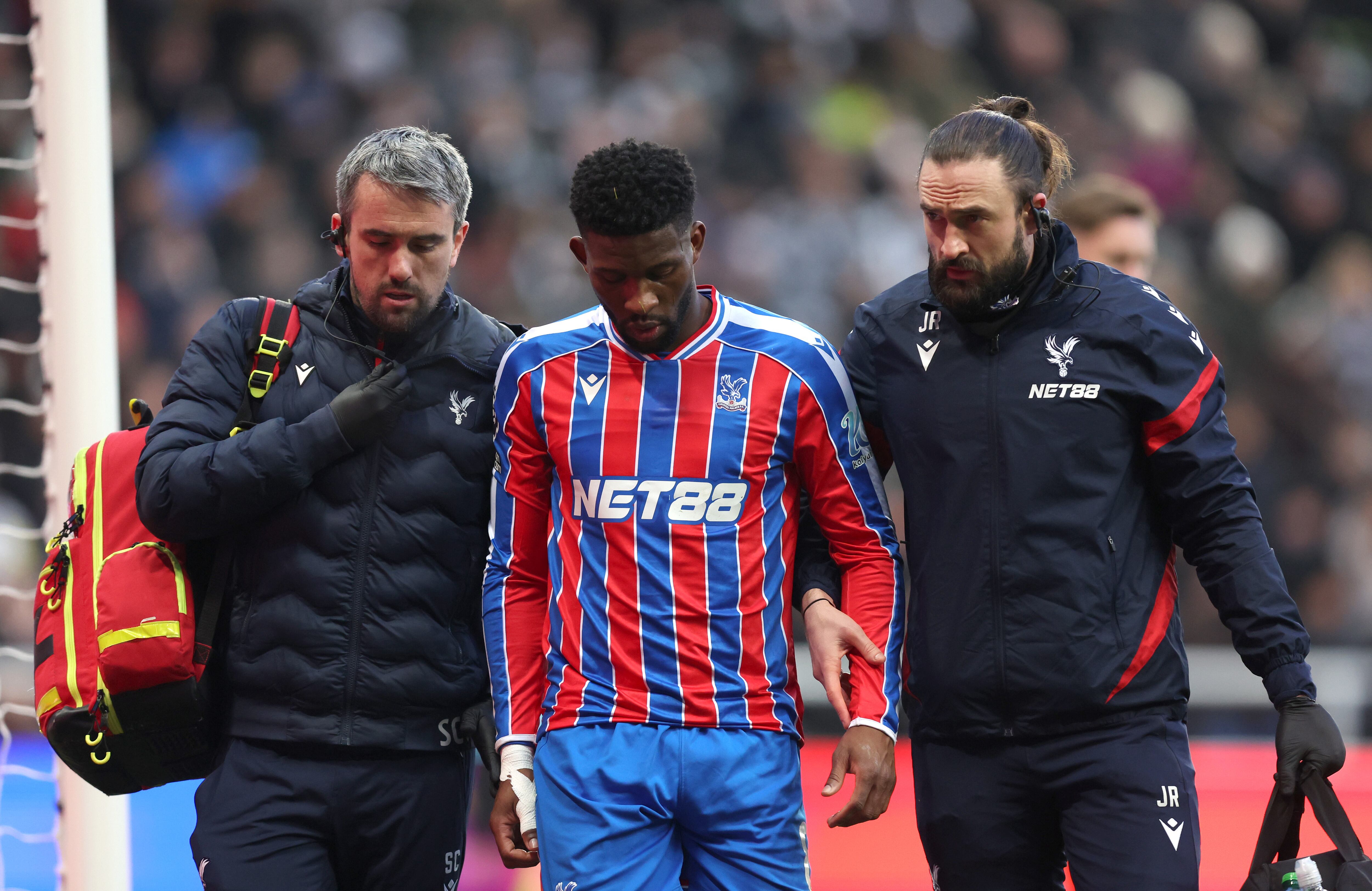 Jefferson Lerma saliendo lesionado lesionado en el partido ante Newcastle.