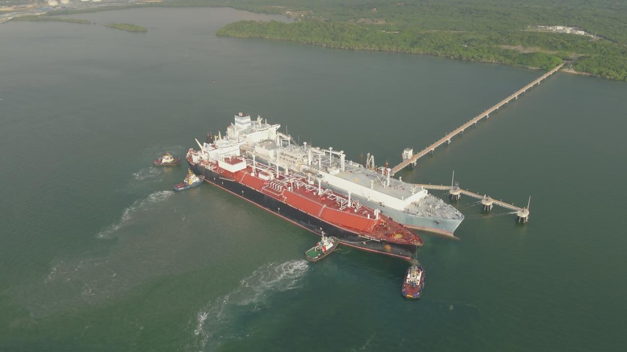 La regasificadora de Cartagena recibió el pasado domingo el gas importado por la empresa TPL GAS. Este primer lote fue entregado a ochos compañías del país, que la distribuirán entre sus clientes no regulados.
Foto: Corficolombiana