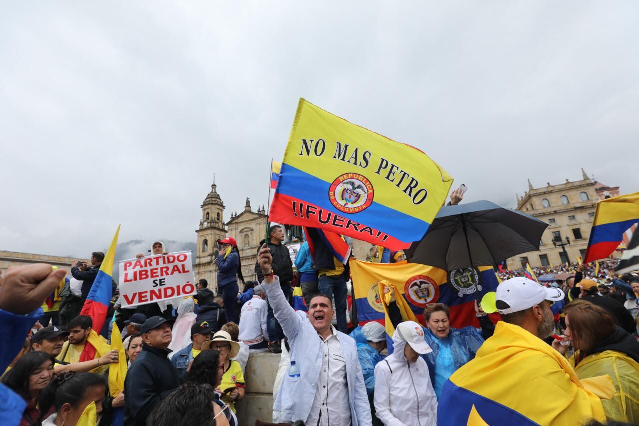MARCHA 21 DE ABRIL EN CONTRA DEL GOBIERNO DE GUSTAVO PETRO BOGOTÁ en la plaza de Bolívar