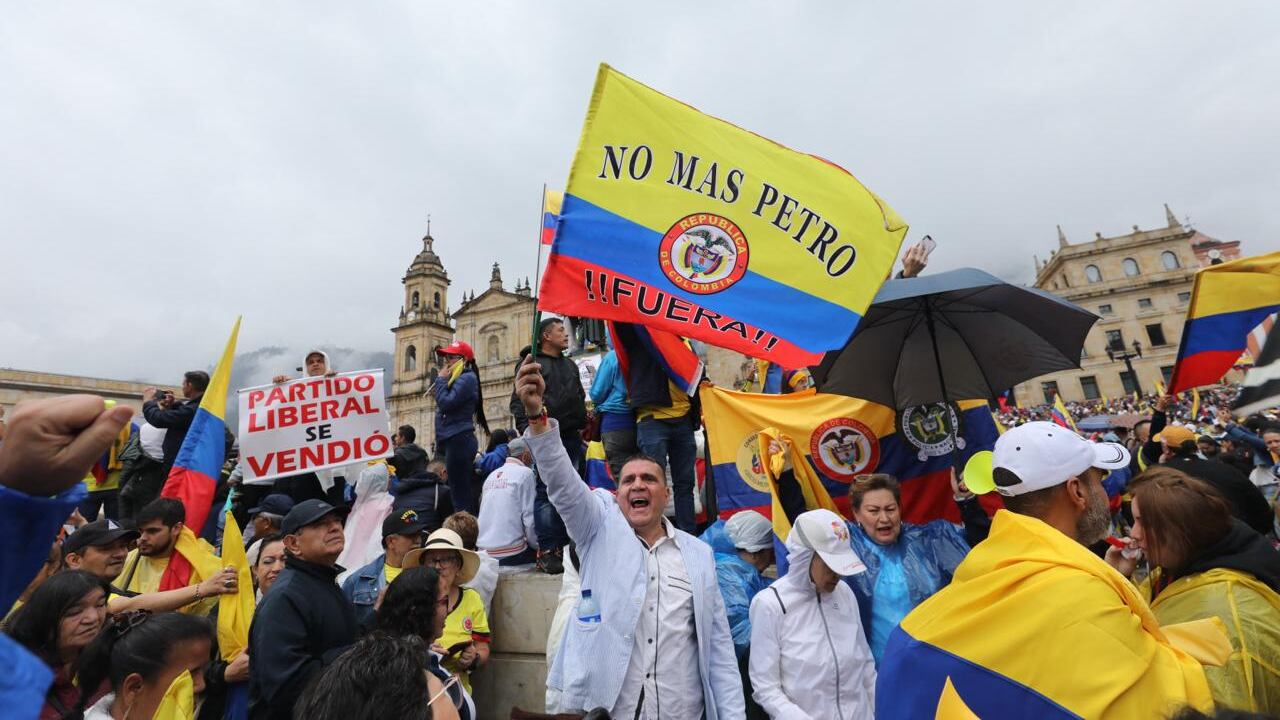 MARCHA 21 DE ABRIL EN CONTRA DEL GOBIERNO DE GUSTAVO PETRO BOGOTÁ en la plaza de Bolívar