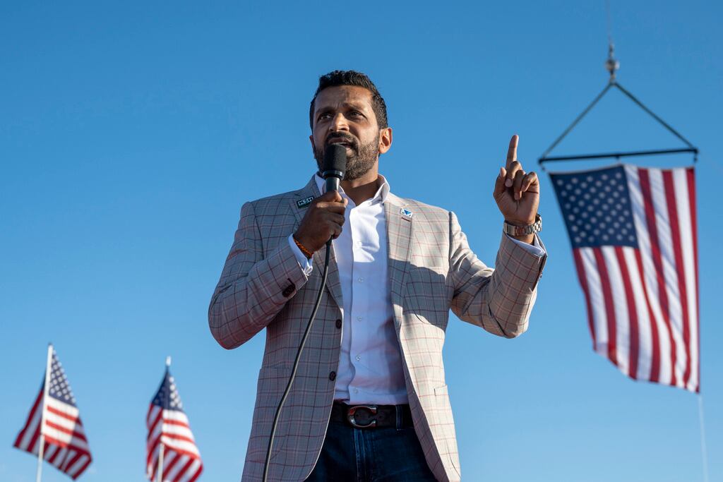 ARCHIVO - Kash Patel, exjefe de despacho del secretario de Defensa en funciones Christopher Miller, habla en un mitin en Minden, Nevada, el 8 de octubre de 2022. (Foto AP/José Luis Villegas, Archivo)