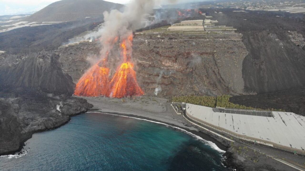 El choque térmico entre la lava a 800-900 grados y el mar provoca columnas de vapor de agua con partículas de ácido clorhídrico, que pueden resultar peligrosas para la salud.