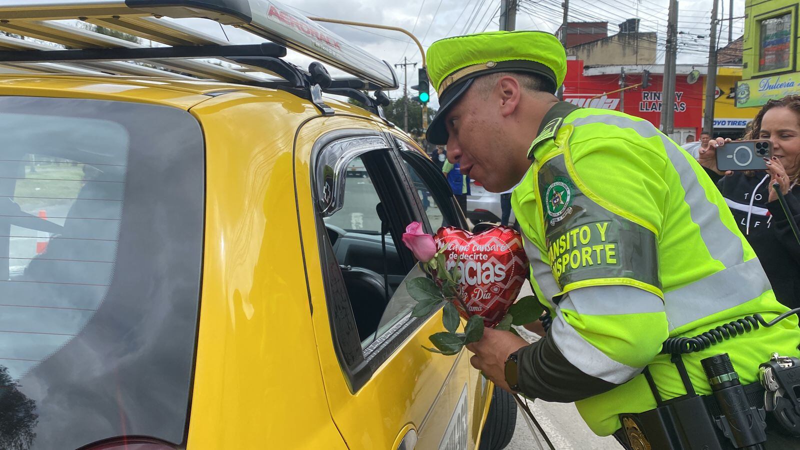 La Policía de Tránsito en Bogotá adelanta una campaña para evitar siniestros en la celebración de las madres. Puestos de Control.