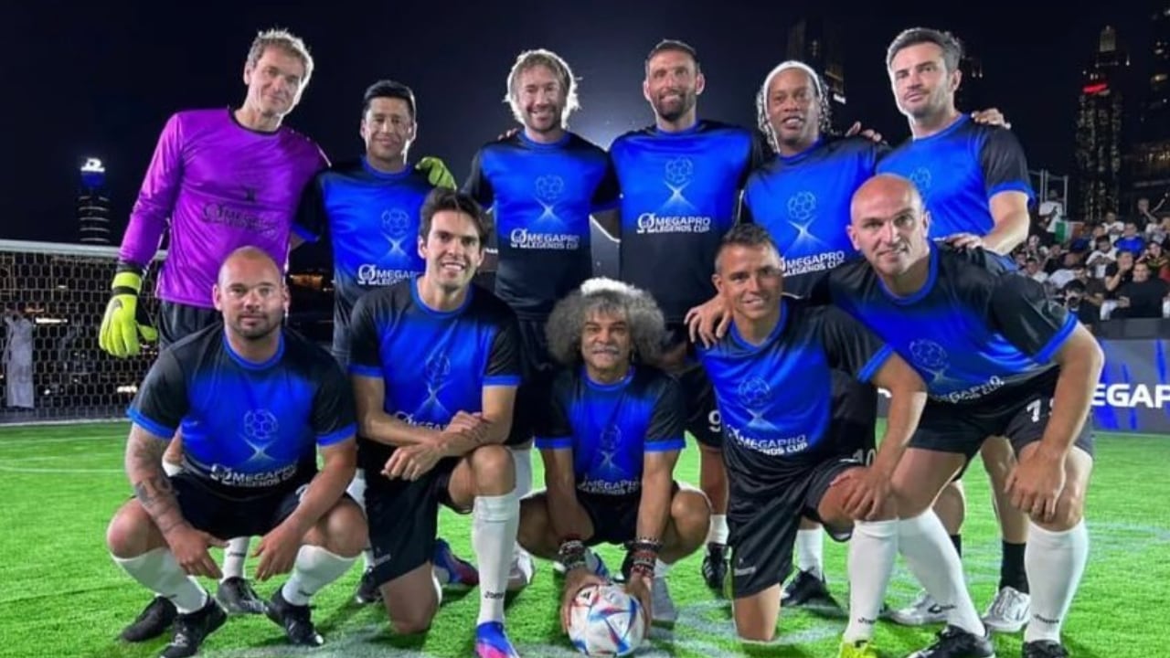 El Pibe Valderrama posa en el centro del equipo de figuras con el que jugó este viernes en el medio oriente